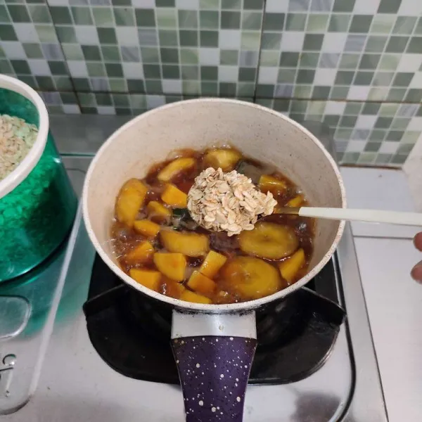 Jika pisang dan ubi sudah empuk, masukkan roaled oat.