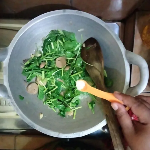 Beri garam, kaldu jamur,dan saus tiram aduk rata.