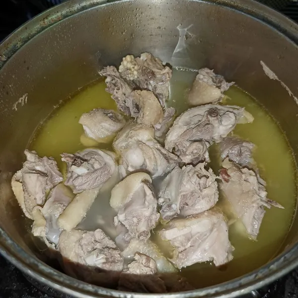 Rebus ayam sampai matang dan empuk.