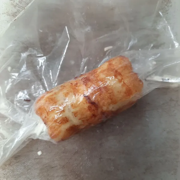 Gulung sambil padatkan seperti sushi.