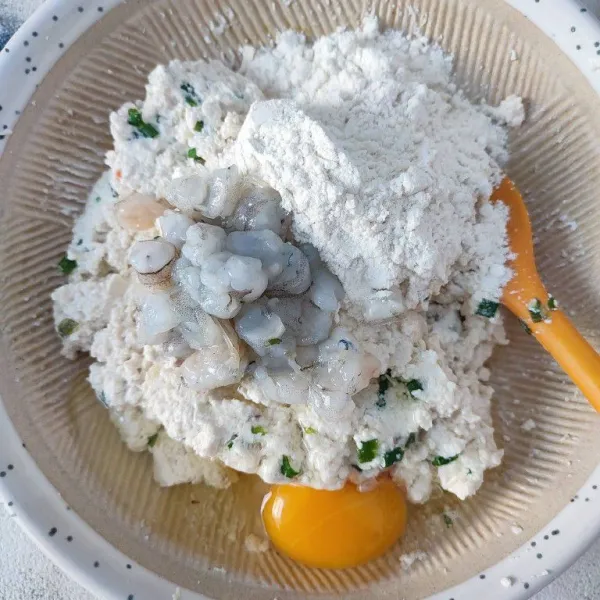 Masukkan potongan udang, telur ayam dan tepung terigu, aduk rata.