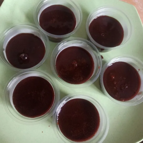 Selanjutnya masukkan ke dalam cup pudding. Diamkan hingga mengeras.