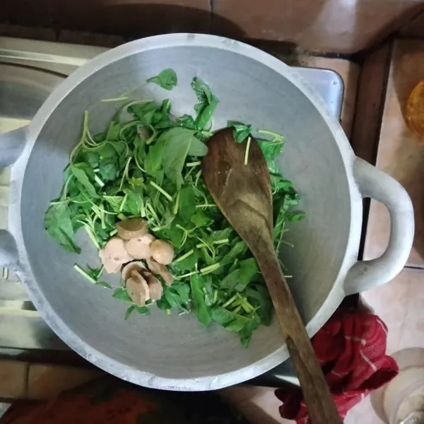 Kemudian masukkan bakso dan bayam.