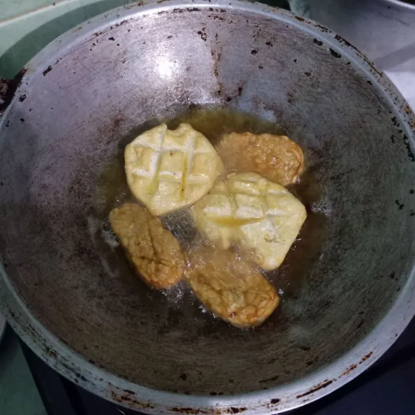 Goreng tempe dan tahu hingga matang.