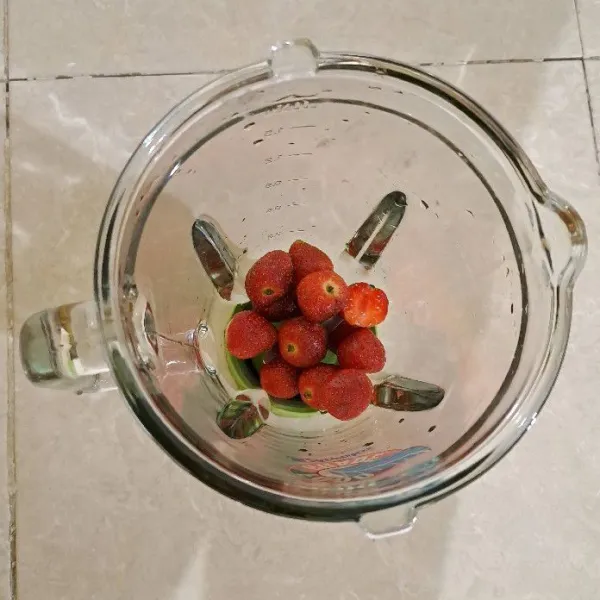 Masukkan 10 buah strawberry segar ke dalam blender.