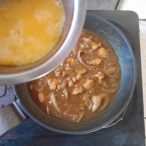 Kocok lepas telur, tuang perlahan.