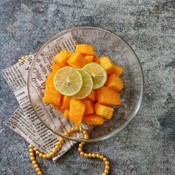 Beri irisan jeruk lemon, simpan di dalam kulkas selama 30 menit, disajikan dingin lebih nikmat.