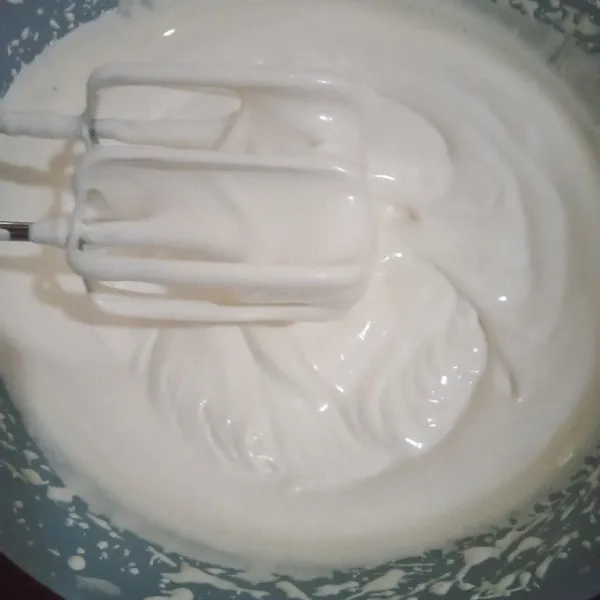 Kocok lepas telur masuk kan tepung, gula, vanila aduk tambahkan susu sedikit demi sedikit sambil diaduk hingga merata