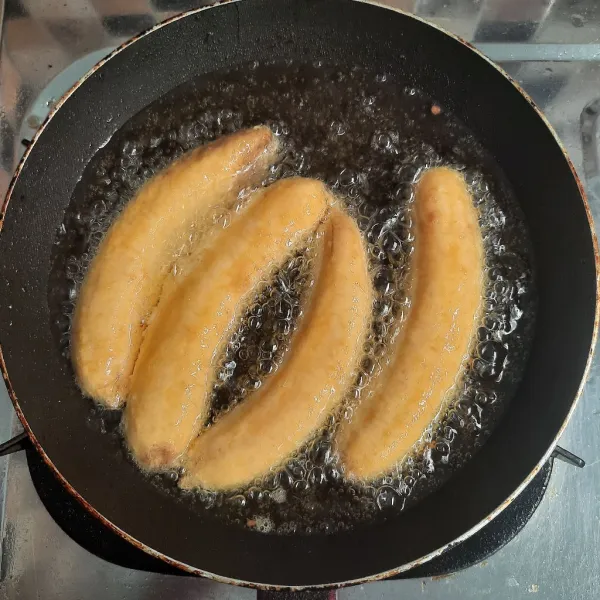 Goreng pisang hingga matang.