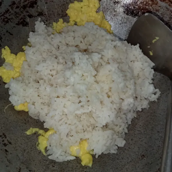Masukkan nasi aduk sebentar dengan telur.
