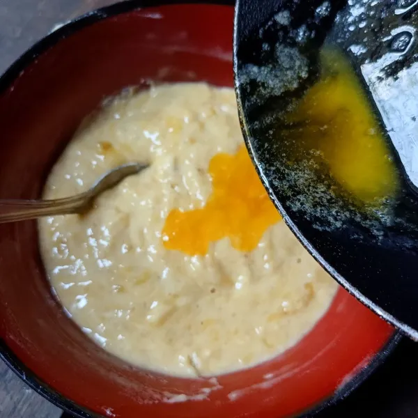 Tuang margarin dan aduk lagi sampai rata.