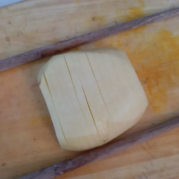 Siapkan dua buah sumpit, taruh kentang di tengahnya.