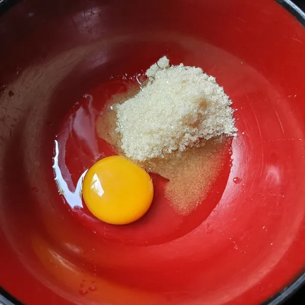 Campur telur dan gula pasir, aduk-aduk sampai gula larut.