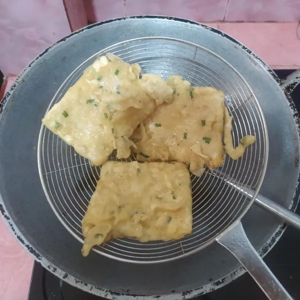 Kalau sudah setengah matang, segera angkat dan tiriskan.