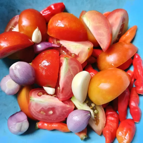 Siapkan cabai rawit, tomat merah, bawang merah dan bawang putih.