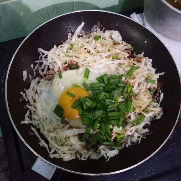 Masukkan telur dan daun bawang, orak-arik, masak hingga matang. Angkat dan sajikan.