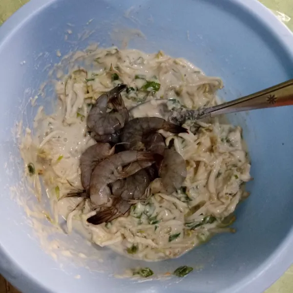 Masukkan udang, aduk rata.