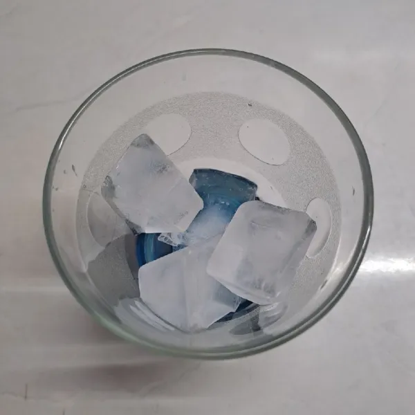 Masukkan es batu secukupnya.