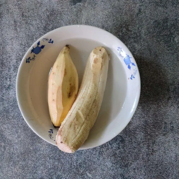 Kupas pisang dan ubi, rendam air lalu potong-potong.