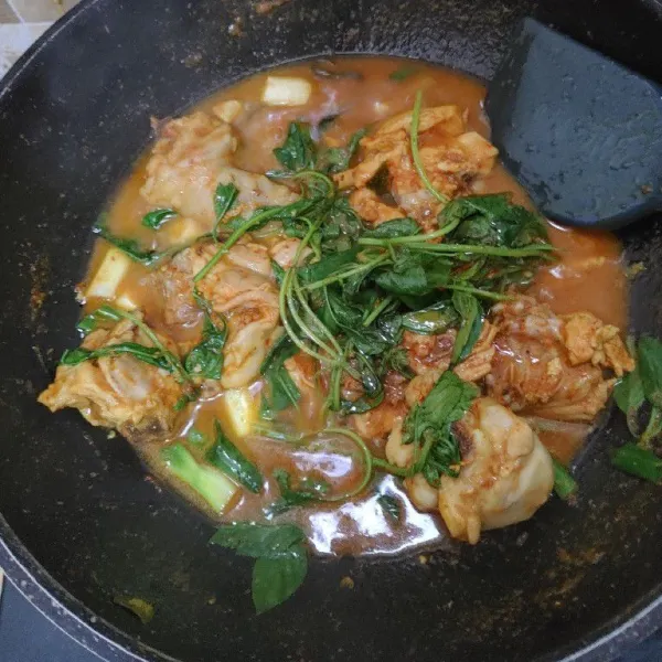 Sesaat sebelum diangkat, beri perasan jeruk, aduk sampai tercampur rata, kemudian angkat dan siap dihidangkan.