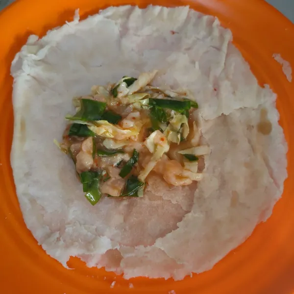 Siapkan 2 lembar kulit lumpia, beri adonan telur.