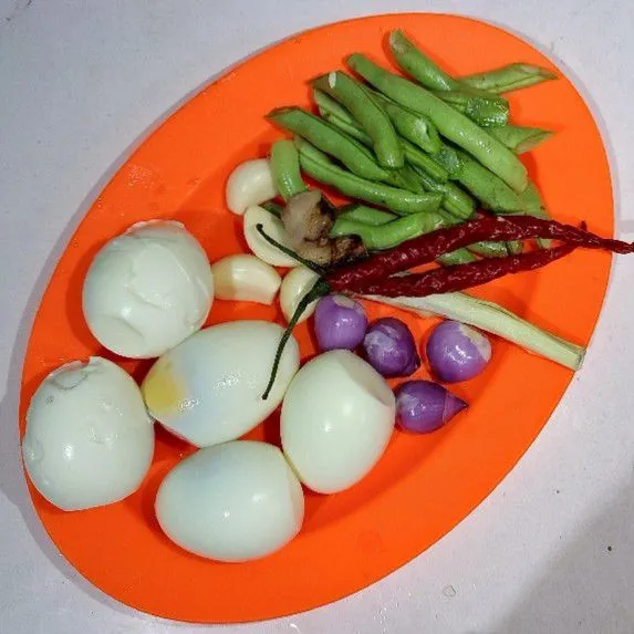 Persiapkan semua bahan: Telur direbus dan kupas,  buncis dipotong-potong, dan bumbu-bumbu dibersihkan