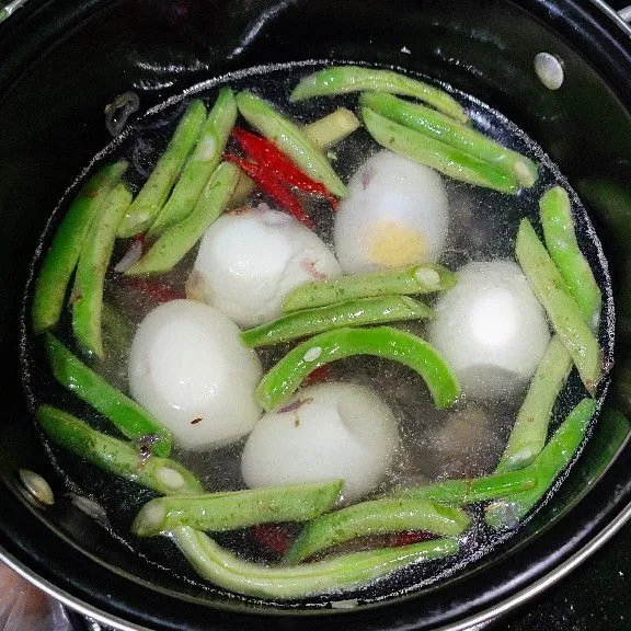 Tambahkan air secukupnya dan masukkan telur. Masukkan garam, gula, jahe bubuk, dan kaldu bubuk secukupnya. Masak hingga buncis empuk.