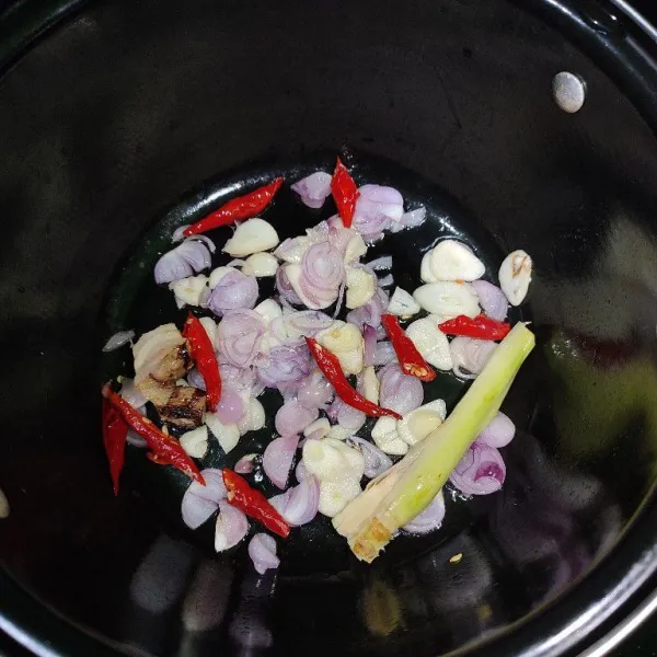 Panaskan sedikit minyak, lalu tumis bumbu hingga harum