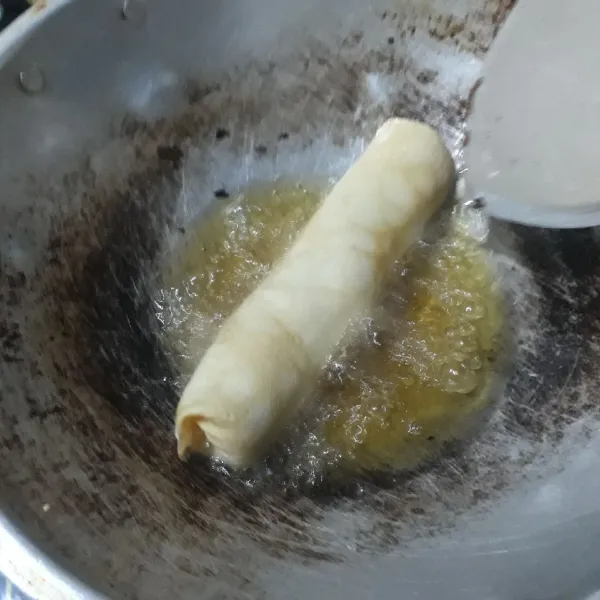 Goreng dengan api kecil.