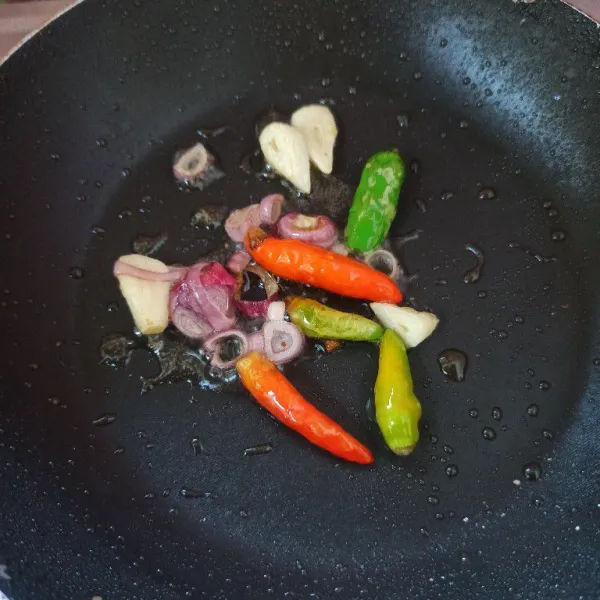 Goreng bawang merah, bawang putih dan cabai rawit sampai matang.