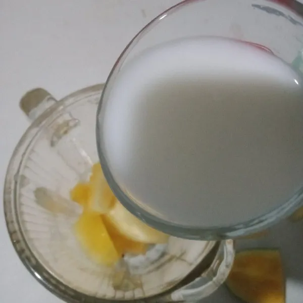 Tambahkan susu evaporasi blender hingga halus dan lembut.