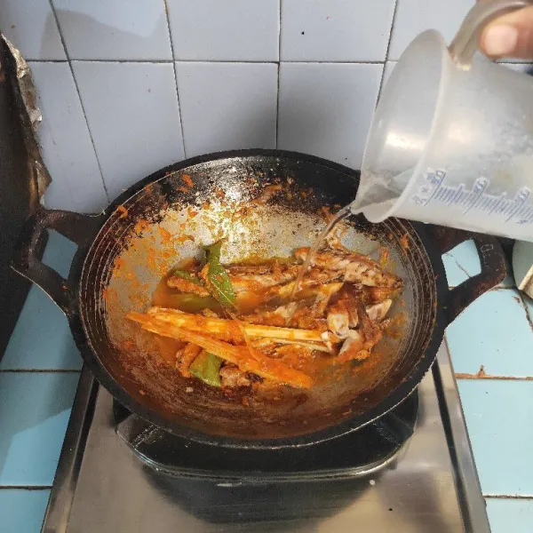 Lalu tuang air, masak hingga mendidih.