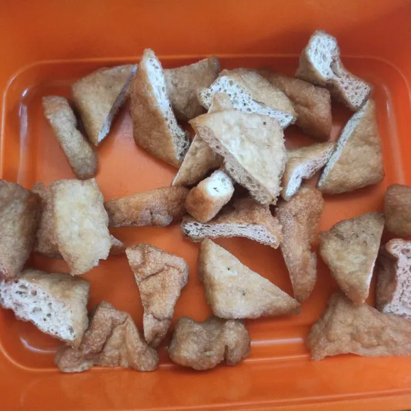 Potong tahu menjadi 2 bagian.