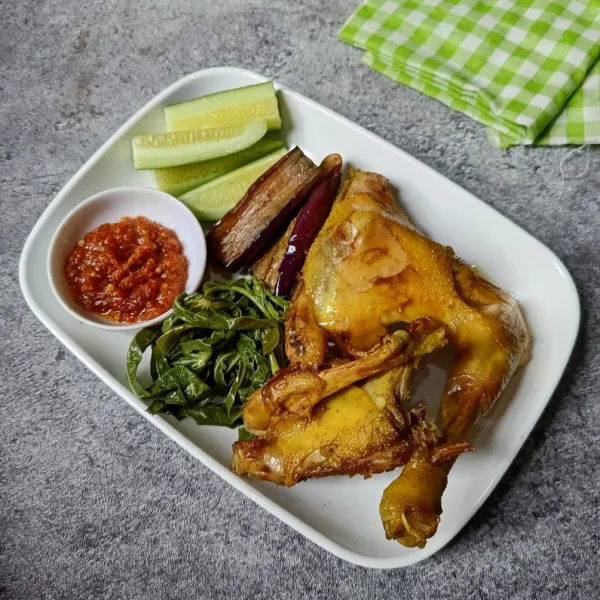 Sajikan ayam goreng, lalapan dan sambalnya.