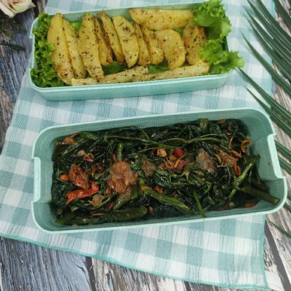 kemudian aku tata kangkung di kotak bekal paksu dan ditambahkan toping bawang goreng, biar lebih yuuumiiee.