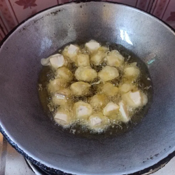Masukkan pisang ke dalam minyak yang sudah dipanaskan, goreng hingga matang.