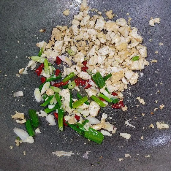 Sisihkan tahu di pinggir wajan, lalu tumis bumbu rahang dengan minyak yang tersisa hingga harum, boleh ditambah sdikit minyak goreng bila perlu.