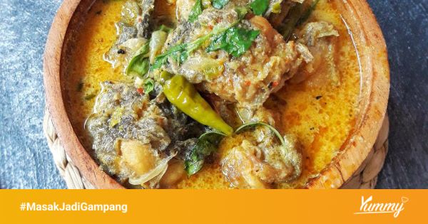 Mangut lele dalam piring saji dengan taburan daun kemangi