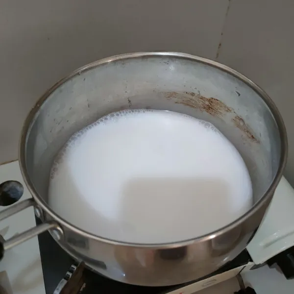 Campurkan 60 ml santan kental, 440 ml air dan 4 sdm gula pasir, masak dengan api kecil hingga gula larut.