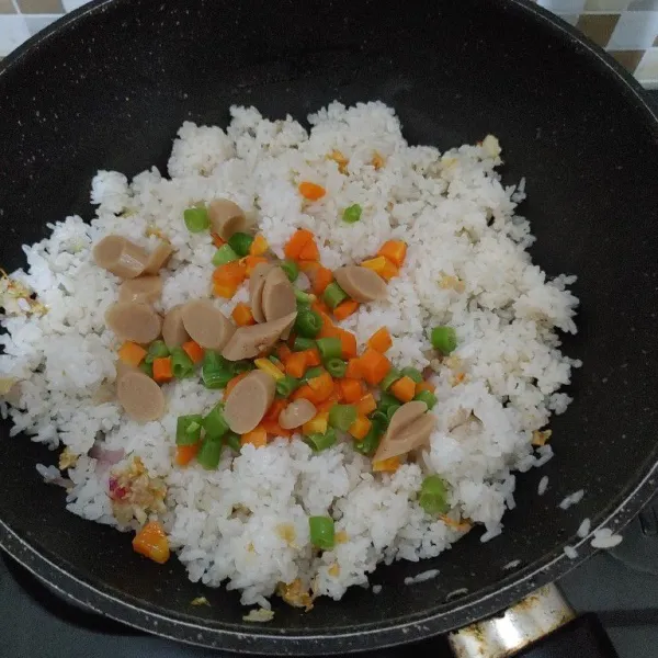 Bumbui dengan saos, kecap asin, kecap manis, garam dan kaldu bubuk. Masukkan irisan sosis dan sayuran.