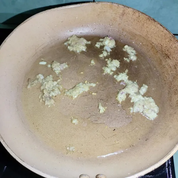 Kemudian tumis bumbu yang dihaluskan hingga harum.