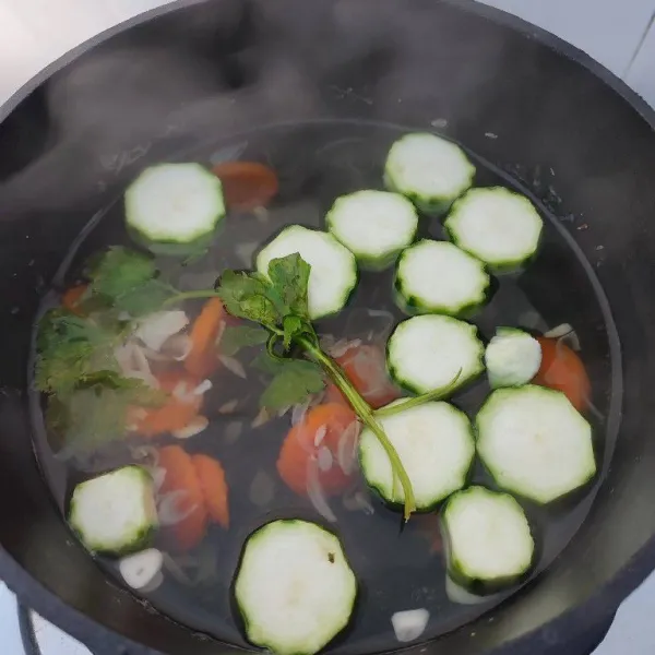 Masukkan oyong dan seledri, rebus hingga matang.