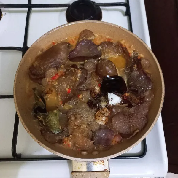 Beri garam, gula merah dan saus tiram, aduk rata.