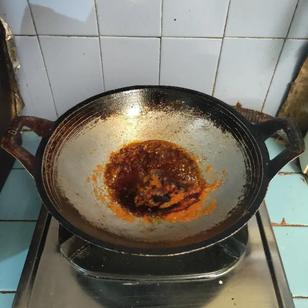 Tambahkan kecap manis, kaldu bubuk dan gula pasir, aduk rata. Masak hingga mengental, lalu sisihkan.