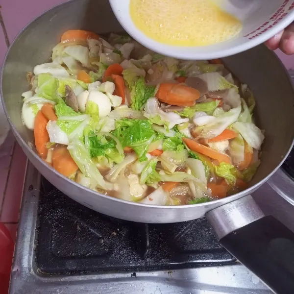 Bumbui, saus tiram, garam, merica, dan kaldu jamur. Aduk rata. Tuang air lalu masak sampai mendidih. Tambahkan telur, aduk hingga berserabut.