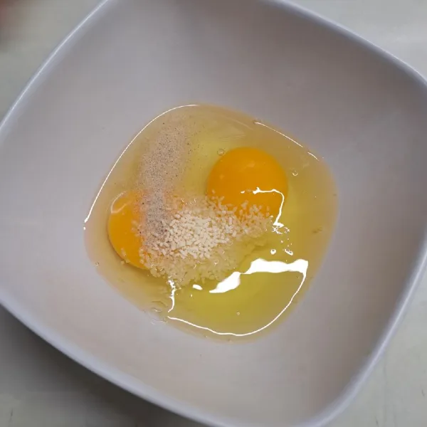 Kocok telur, merica bubuk, dan kaldu jamur sampai rata.