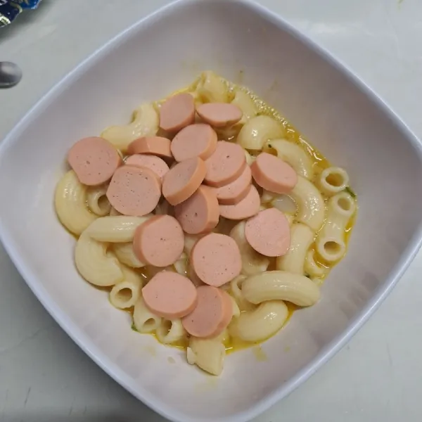 Tambahkan irisan sosis.