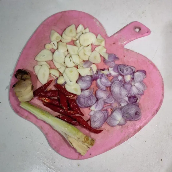 Iris-iris bawang merah putih dan cabe keriting. Geprek serai dan lengkuas