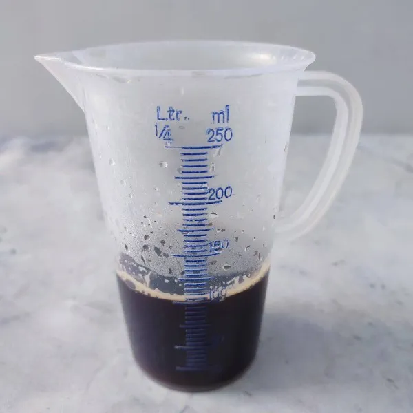 Seduh kopi dengan 100 ml air panas, aduk rata.