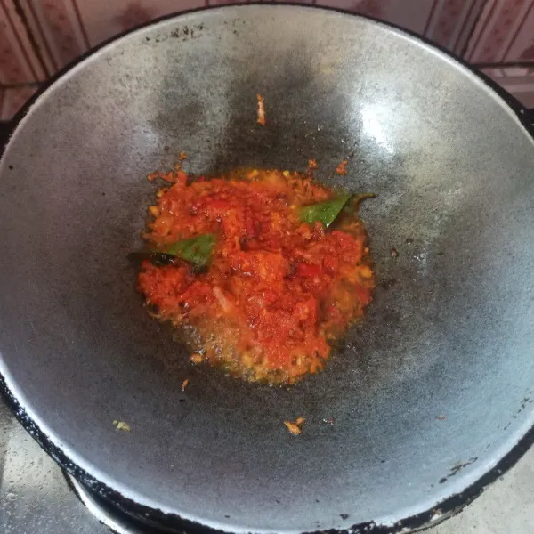 Tumis bumbu halus, lengkuas dan daun salam sampai harum dan matang.